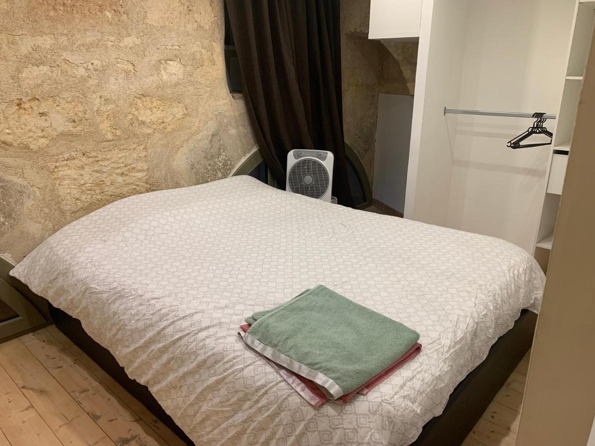 Chambre Avec Salle De Bain Et Cuisine Privee Centre Ville Historique Avec Climatisation Et Patio Bordeaux Exterior photo